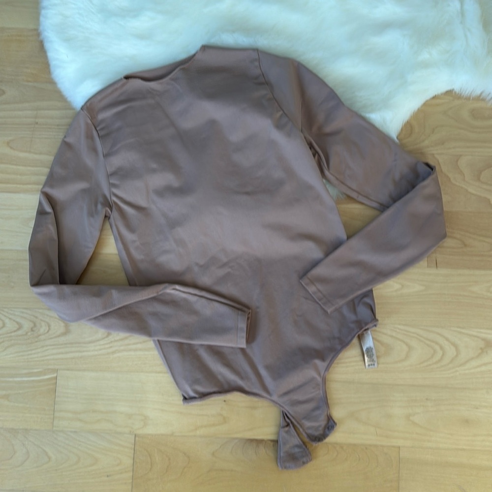 SKIMS ESSENTIAL CREW NECK LONG SLEEVE BODYSUIT in tan